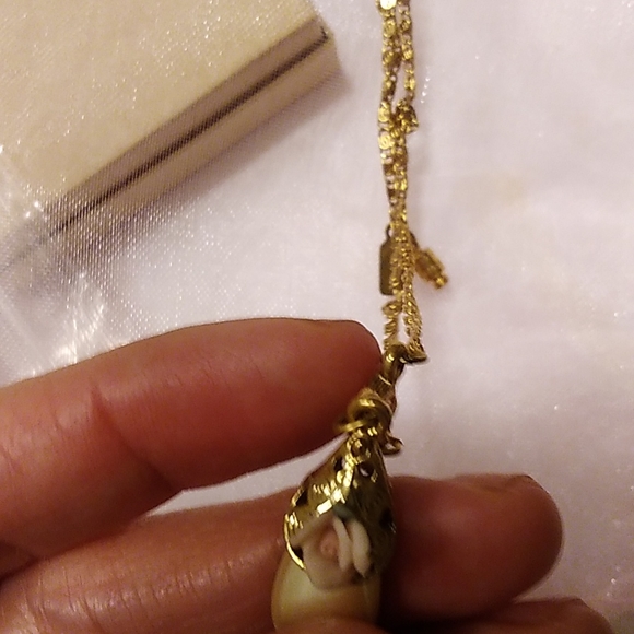 1928 Gold Tone Pearl and Pink Porcelain Rose Vintage-look Necklace - Picture 3 of 5